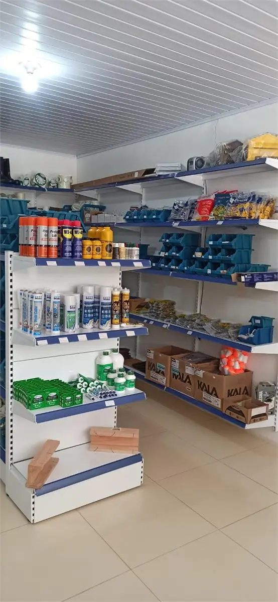 Prateleiras de ferramentas e produtos diversos na Ferragem Sanfelice