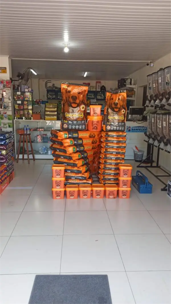 Ração para cães e gatos na Ferragem Sanfelice